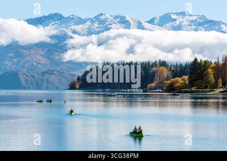 Kajakfahrer auf dem Lake Wanaka mit Mount Aspiring National Park im Hintergrund Stockfoto