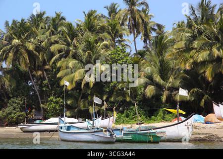 Fischerboote am wunderschönen indischen Strand (Goa, Indien) Stockfoto