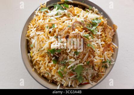 Hühnchen Biryani – indischer Reis mit Hühnchen (in einem kleinen Restaurant in Goa) Stockfoto