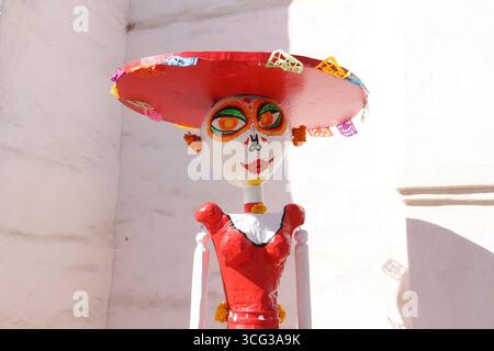 Eine Puppe mit Zuckerschädel während des Dia de los Muertos Craft Day in Presidio de Santa Barbara. Stockfoto