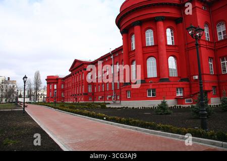 Rotes Gebäude der Kiewer Nationaluniversität in der Ukraine Stockfoto