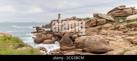 Aussichtspunkt de vue sur le phare de Mean Ruz entlang der Küste der Bretagne in Frankreich Stockfoto