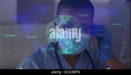 Einstellende Maske Arzt in Peelings, Handschuhen und Stethoskopen in der Klinik mit digitalem Globus-Overlay Stockfoto