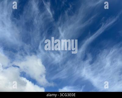 Wunderschöner Himmel mit wackeligen Wolken Stockfoto