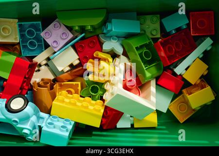 Tyumen, Russland, 8. Juli 2025: Bunte Bausteine Lego bieten endlose Spielmöglichkeiten in einem lebendigen Kunststoff Stockfoto