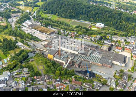 Luftbild, R.D.M. Arnsberg GmbH Papierfabrik Reno de Medici, Recycling-Karton Standort, oben Sportzentrum Eichholz mit Rundsporthalle Fußballstadion, Arnsberg, Ruhrgebiet, Nordrhein-Westfalen, Deutschland ACHTUNGxMINDESTHONORARx60xEURO *** Stockfoto