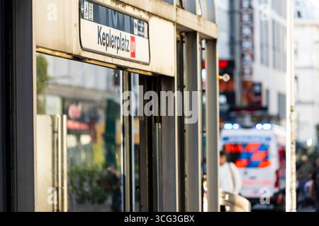 Der Rettungsdienst in Wien wird neben der Berufsrettung von Rettungsorganisationen wie dem Roten Kreuz oder dem Samriterbund bereitgestellt. Im Bild: Ein Rettungswagen (RTW) der Wiener Berufsrettung am 25. August 2025 am Keplerplatz in Wien-Favoriten. // der Rettungsdienst in Wien wird nicht nur von der professionellen Rettungsstelle, sondern auch von Rettungsorganisationen wie zum Beispiel dem Roten Kreuz erbracht. Auf dem Bild: Ein Krankenwagen des Wiener Fachärztedienstes ist am 25. August 2025 auf dem Wiener Keplerplatz im Dienst. - 20250825 PD12369 Stockfoto