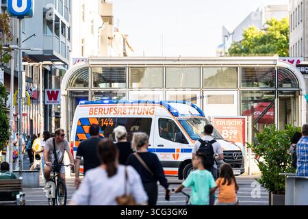 Der Rettungsdienst in Wien wird neben der Berufsrettung von Rettungsorganisationen wie dem Roten Kreuz oder dem Samriterbund bereitgestellt. Im Bild: Ein Rettungswagen (RTW) der Wiener Berufsrettung am 25. August 2025 am Keplerplatz in Wien-Favoriten. // der Rettungsdienst in Wien wird nicht nur von der professionellen Rettungsstelle, sondern auch von Rettungsorganisationen wie zum Beispiel dem Roten Kreuz erbracht. .Auf dem Bild: Ein Krankenwagen des Wiener Fachärztedienstes ist am 25. August 2025 auf dem Wiener Keplerplatz im Dienst. - 20250825 PD12377 Stockfoto
