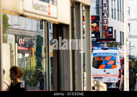 Der Rettungsdienst in Wien wird neben der Berufsrettung von Rettungsorganisationen wie dem Roten Kreuz oder dem Samriterbund bereitgestellt. Im Bild: Ein Rettungswagen (RTW) der Wiener Berufsrettung am 25. August 2025 am Keplerplatz in Wien-Favoriten. // der Rettungsdienst in Wien wird nicht nur von der professionellen Rettungsstelle, sondern auch von Rettungsorganisationen wie zum Beispiel dem Roten Kreuz erbracht. .Auf dem Bild: Ein Krankenwagen des Wiener Fachärztedienstes ist am 25. August 2025 auf dem Wiener Keplerplatz im Dienst. - 20250825 PD12371 Stockfoto