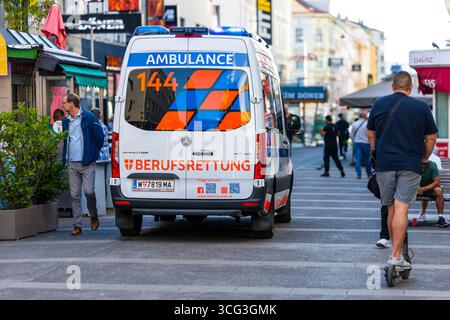 Der Rettungsdienst in Wien wird neben der Berufsrettung von Rettungsorganisationen wie dem Roten Kreuz oder dem Samriterbund bereitgestellt. Im Bild: Ein Rettungswagen (RTW) der Wiener Berufsrettung am 25. August 2025 am Keplerplatz in Wien-Favoriten. // der Rettungsdienst in Wien wird nicht nur von der professionellen Rettungsstelle, sondern auch von Rettungsorganisationen wie zum Beispiel dem Roten Kreuz erbracht. .Auf dem Bild: Ein Krankenwagen des Wiener Fachärztedienstes ist am 25. August 2025 auf dem Wiener Keplerplatz im Dienst. - 20250825 PD12375 Stockfoto