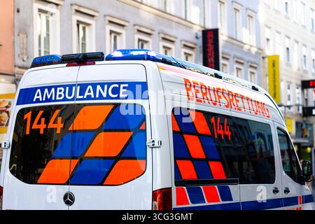 Der Rettungsdienst in Wien wird neben der Berufsrettung von Rettungsorganisationen wie dem Roten Kreuz oder dem Samriterbund bereitgestellt. Im Bild: Ein Rettungswagen (RTW) der Wiener Berufsrettung am 25. August 2025 am Keplerplatz in Wien-Favoriten. // der Rettungsdienst in Wien wird nicht nur von der professionellen Rettungsstelle, sondern auch von Rettungsorganisationen wie zum Beispiel dem Roten Kreuz erbracht. .Auf dem Bild: Ein Krankenwagen des Wiener Fachärztedienstes ist am 25. August 2025 auf dem Wiener Keplerplatz im Dienst. - 20250825 PD12372 Stockfoto