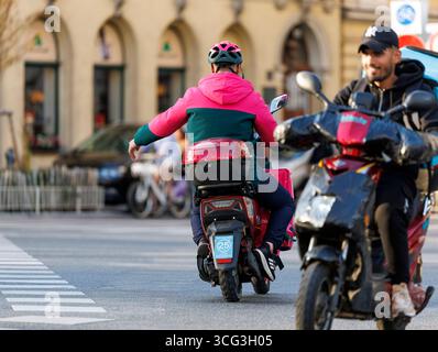 In Wien werden Essenszustellungen durch Lieferdienste wie Foodora, Wolt oder Lieferando durchgeführt. Viele Zusteller befahren mit elektrischen Rollern die Fahrradwege, das für zunehmende Kritik sorgt. Es werden bereits Fahrverbote auf Fahrradwegen für diese Elektromopeds diskutiert. Im Bild: Ein Zustellfahrer mit einem Elektroroller auf einem Fahrradweg am 25. August 2025 auf der Argentinierstraße in Wien. // in Wien erfolgt die Lieferung von Lebensmitteln durch Lieferdienste wie Foodora, Wolt oder Lieferando. Viele Lieferfahrer verwenden elektrische Roller auf Fahrradwegen, was zu einer Zunahme der Fahrten geführt hat Stockfoto