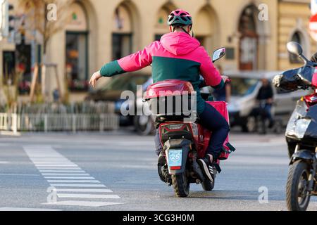 In Wien werden Essenszustellungen durch Lieferdienste wie Foodora, Wolt oder Lieferando durchgeführt. Viele Zusteller befahren mit elektrischen Rollern die Fahrradwege, das für zunehmende Kritik sorgt. Es werden bereits Fahrverbote auf Fahrradwegen für diese Elektromopeds diskutiert. Im Bild: Ein Zustellfahrer mit einem Elektroroller auf einem Fahrradweg am 25. August 2025 auf der Argentinierstraße in Wien. // in Wien erfolgt die Lieferung von Lebensmitteln durch Lieferdienste wie Foodora, Wolt oder Lieferando. Viele Lieferfahrer verwenden elektrische Roller auf Fahrradwegen, was zu einer Zunahme der Fahrten geführt hat Stockfoto