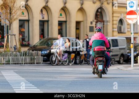 In Wien werden Essenszustellungen durch Lieferdienste wie Foodora, Wolt oder Lieferando durchgeführt. Viele Zusteller befahren mit elektrischen Rollern die Fahrradwege, das für zunehmende Kritik sorgt. Es werden bereits Fahrverbote auf Fahrradwegen für diese Elektromopeds diskutiert. Im Bild: Ein Zustellfahrer mit einem Elektroroller auf einem Fahrradweg am 25. August 2025 auf der Argentinierstraße in Wien. // in Wien erfolgt die Lieferung von Lebensmitteln durch Lieferdienste wie Foodora, Wolt oder Lieferando. Viele Lieferfahrer verwenden elektrische Roller auf Fahrradwegen, was zu einer Zunahme der Fahrten geführt hat Stockfoto