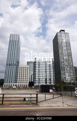 Liverpool bewässert moderne Wohntürme in der Skyline von Liverpool, die zeitgenössische Stadtentwicklungs- und Regenerationsprojekte zeigen. Stockfoto