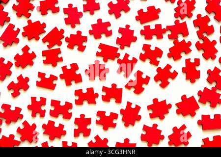 Verschiedene rote Puzzleteile auf weißem Tischhintergrund Stockfoto
