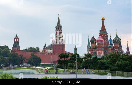 Moskau, Russland - 23. Juli 2025: Blick auf den Kreml und den Spasskaya-Turm vom Sarjadje-Park Stockfoto
