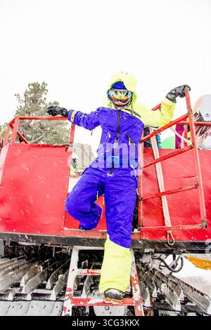 Sheregesh, Russland, 4. Februar 2017, Snowboarder, der im verschneiten Bergskigebiet aus der Schneekatze steigt Stockfoto