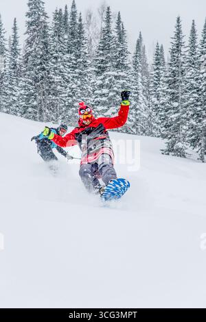 Sheregesh, Russland, 22. Februar 2017, Snowboarder Skifahrer rutscht die verschneite Piste hinunter, Fahrer entspannen sich im Skigebiet, Extremsportarten Stockfoto