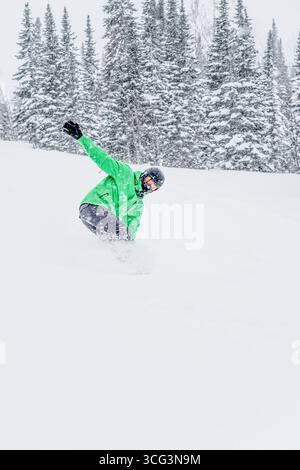 Sheregesh, Russland, 22. Februar 2017, Snowboarder Skifahrer rutscht die verschneite Piste hinunter, Fahrer entspannen sich im Skigebiet, Extremsportarten Stockfoto
