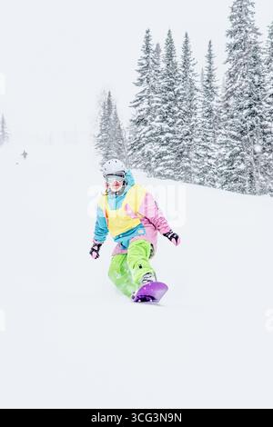 Sheregesh, Russland, 22. Februar 2017, Snowboarder Skifahrer rutscht die verschneite Piste hinunter, Fahrer entspannen sich im Skigebiet, Extremsportarten Stockfoto