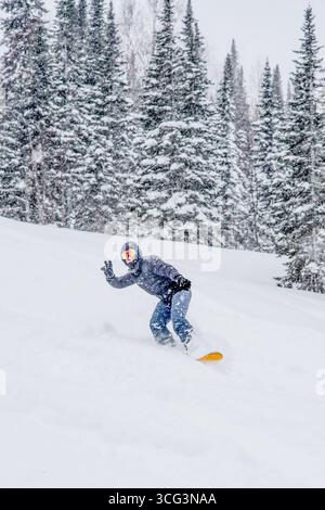 Sheregesh, Russland, 22. Februar 2017, Snowboarder Skifahrer rutscht die verschneite Piste hinunter, Fahrer entspannen sich im Skigebiet, Extremsportarten Stockfoto