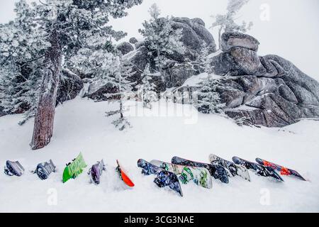 Sheregesh, Russland, 22. Februar 2017, Skiausrüstung Snowboards liegen auf dem Schnee auf der Spitze des Berges Stockfoto