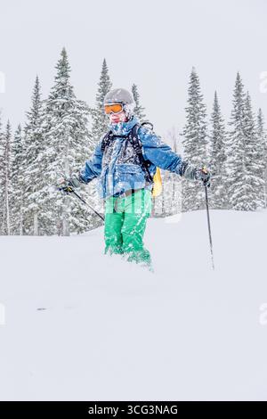 Sheregesh, Russland, 22. Februar 2017, Snowboarder Skifahrer rutscht die verschneite Piste hinunter, Fahrer entspannen sich im Skigebiet, Extremsportarten Stockfoto