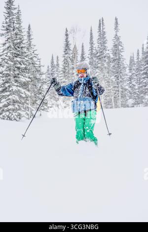 Sheregesh, Russland, 22. Februar 2017, Snowboarder Skifahrer rutscht die verschneite Piste hinunter, Fahrer entspannen sich im Skigebiet, Extremsportarten Stockfoto