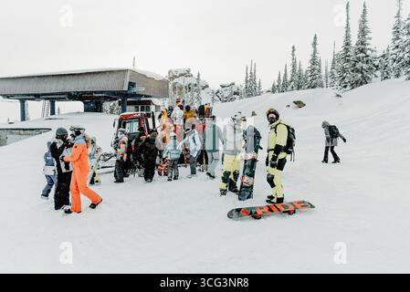 Sheregesh, Russland, 4. Januar 2021, Snowboarder, der im verschneiten Bergskigebiet aus der Schneekatze steigt Stockfoto