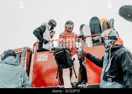 Sheregesh, Russland, 4. Januar 2021, Snowboarder, der im verschneiten Bergskigebiet aus der Schneekatze steigt Stockfoto