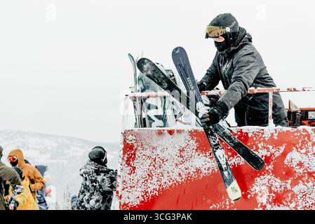 Sheregesh, Russland, 4. Januar 2021, Snowboarder, der im verschneiten Bergskigebiet aus der Schneekatze steigt Stockfoto