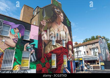 Southend on Sea, Essex, Großbritannien. August 2025. Southend feiert seinen Stadtstatus mit dem City Jam Graffiti Art Event. Mehr als 200 lokale, nationale und internationale Straßenkünstler zeigen ihre Fähigkeiten an verschiedenen Orten im Stadtzentrum. Einige temporäre Mauern werden errichtet, aber die Künstler dekorieren auch die Seiten von Gebäuden, Häusern und anderen dauerhaften Bauten. Künstler arbeiten an den größeren Wandgemälden auf den Straßen und Grundstücken, um ihre Stücke für die Veranstaltung ab dem 29-31. August bereit zu halten Stockfoto