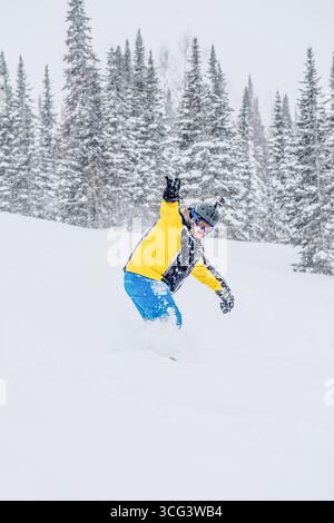 Sheregesh, Russland, 22. Februar 2017, Snowboarder Skifahrer rutscht die verschneite Piste hinunter, Fahrer entspannen sich im Skigebiet, Extremsportarten Stockfoto