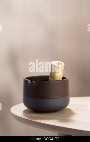Japanischer Chasen Bambusbesen mit keramischem Chawan, perfekt für die Herstellung von glattem Matcha bei traditionellen Teezeremonien oder gemütlichen Momenten zu Hause. Stockfoto