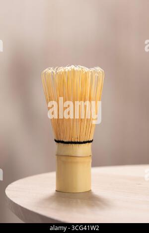 Handgefertigter chasen Bambus-Schneebesen, unverzichtbar für die Zubereitung glatter, schaumiger Matcha in authentischen japanischen Teezeremonien oder friedlichen Momenten zu Hause Tee. Stockfoto