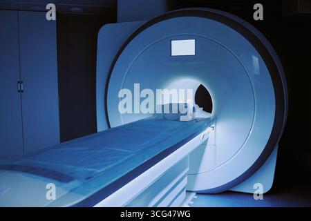 Magnetresonanzscanner in moderner medizinischer Einrichtung Stockfoto