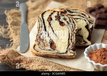 Schließen Sie Scheiben hausgemachter Schokolade Babka auf Holztisch Stockfoto