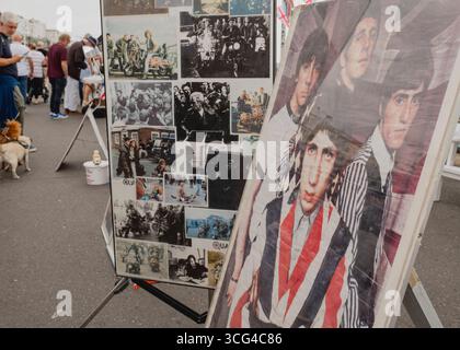 The WHO-Poster und Postkarten im Brighton Mod Weekender, Street Photography, London, Großbritannien © Clarissa Debenham (Film Free Photography) / Alamy Stockfoto