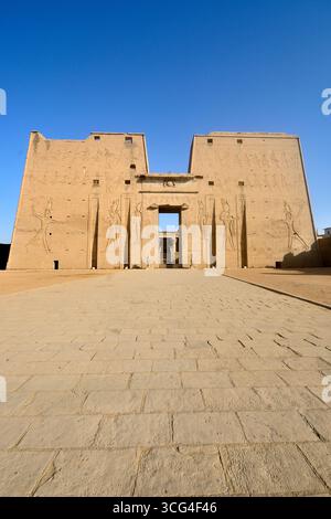Äußere des Tempels von Edfu, einer der am besten erhaltenen Schreine in Ägypten, am Westufer des Nils in Edfu, Oberägypten Stockfoto