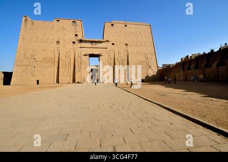 Äußere des Tempels von Edfu, einer der am besten erhaltenen Schreine in Ägypten, am Westufer des Nils in Edfu, Oberägypten Stockfoto
