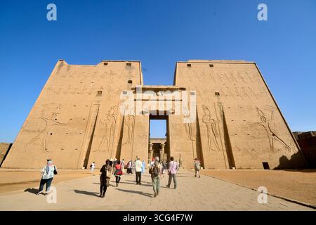 Äußere des Tempels von Edfu, einer der am besten erhaltenen Schreine in Ägypten, am Westufer des Nils in Edfu, Oberägypten Stockfoto