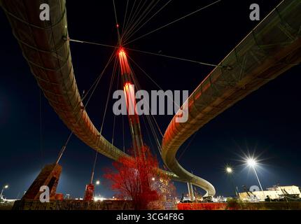 Nachtblick unter Ponte del Mare, Pescara, Italien. Unter der Brücke Stockfoto
