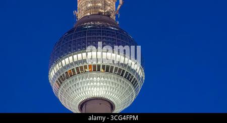 Panoramablick aus nächster Nähe auf den Berliner Fernsehturm, Kugel mit Aussichtsfenstern und metallischer Oberfläche vor tiefem, blauem Himmel. Stockfoto