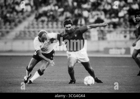 ZWEIKAMPF zwischen Carlo Ancelotti (Italien, rechts) und Steve McMahon (England, links) im Spiel um Platz 3 bei der Fußball-Weltmeisterschaft 1990. Stockfoto