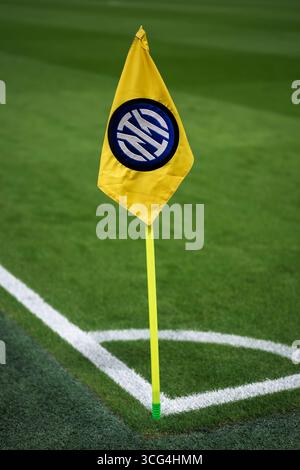 Eine Eckfahne mit dem Logo des FC Internazionale ist vor dem Fußballspiel der Serie A zwischen dem FC Internazionale und dem FC Turin zu sehen. Stockfoto