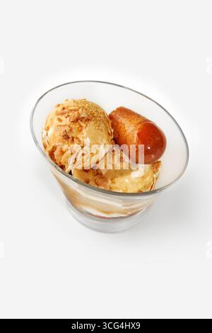 Kaffeeis mit Rum Baba und Crumble-Topping in einer Glasschale Stockfoto