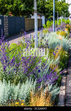 Wunderschön bepflanzte Blumenbeete am Straßenrand, vertikal Stockfoto