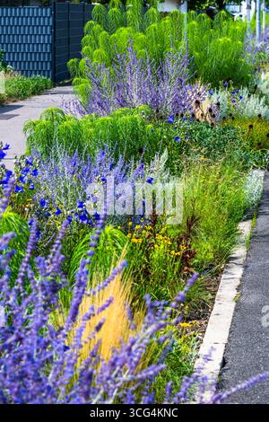 Wunderschön bepflanzte Blumenbeete am Straßenrand, vertikal Stockfoto