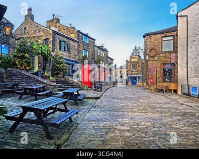 Blick auf Großbritannien, West Yorkshire, Haworth, Main Street vom Black Bull Inn zu Weihnachten. Stockfoto